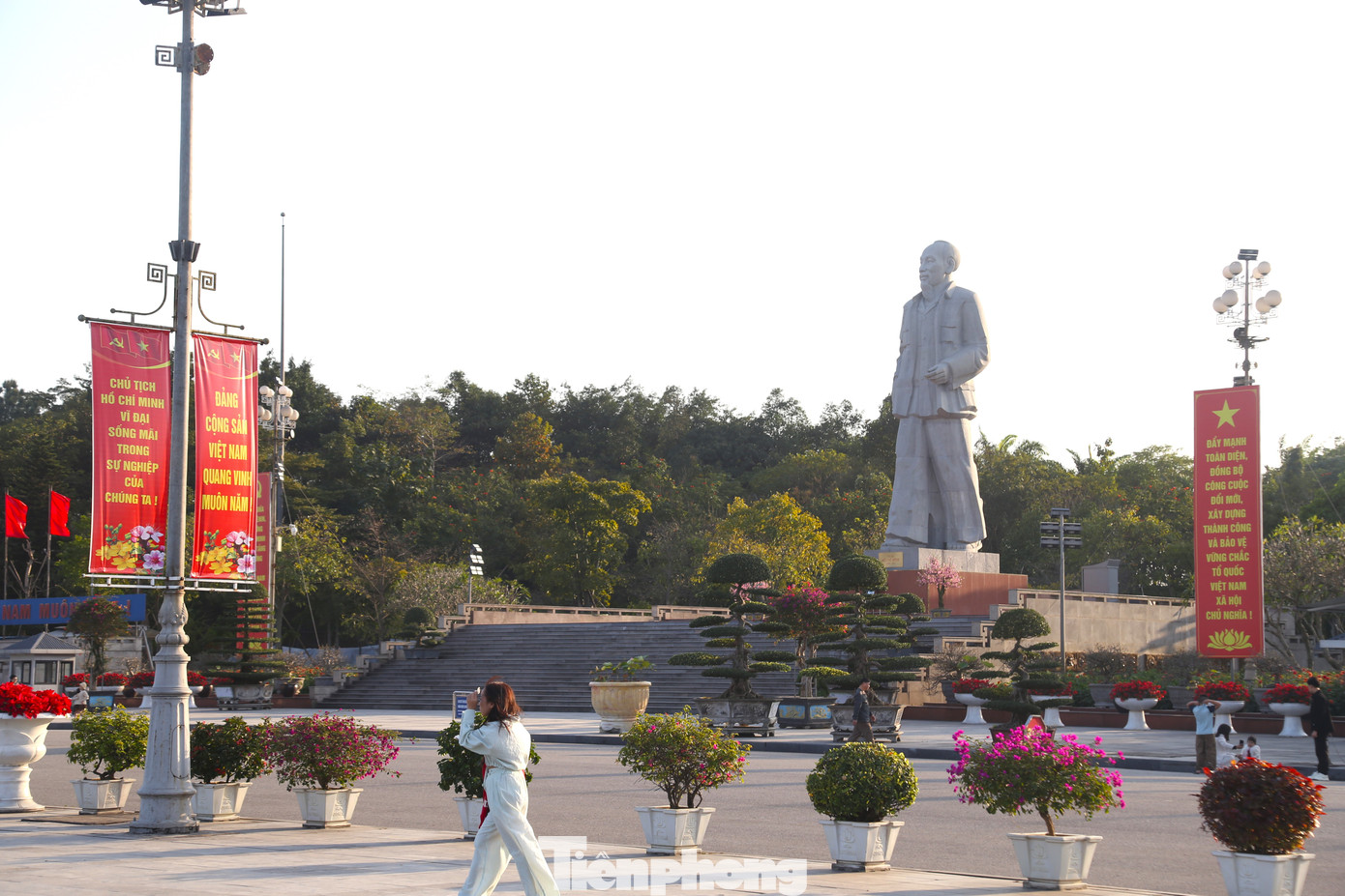 Cờ, hoa được bài trí tại Quảng trường Hồ Chí Minh.