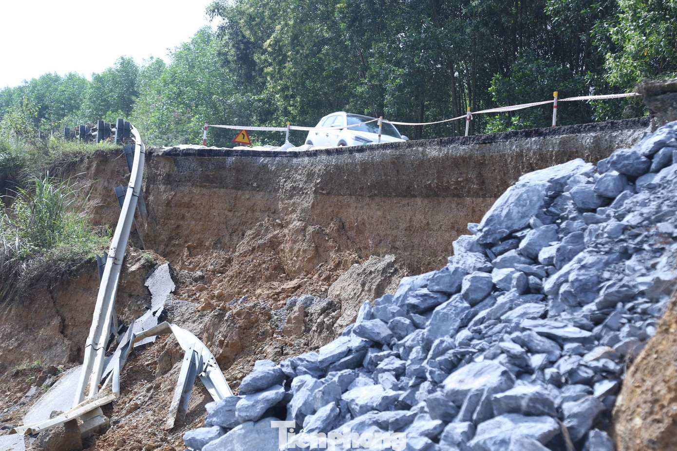 Vết sạt lở ăn sâu vào lòng đường và làm hư hỏng hệ thống lan can.