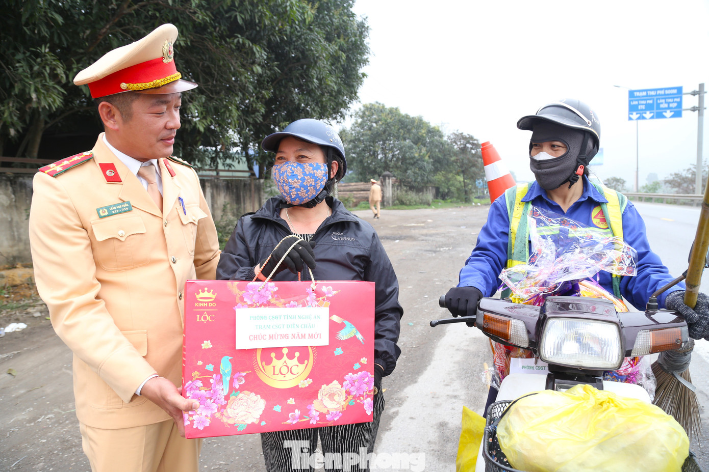 Đại úy Trần Anh Tuấn, Bí thư Đoàn Phòng CSGT Công an tỉnh Nghệ An cho biết, đây là năm thứ 3 liên tiếp, cán bộ, chiến sĩ CSGT thực hiện việc tiếp sức, hỗ trợ người dân đi xe máy về quê. “Với tinh thần nỗ lực “xuyên đêm, xuyên Tết” bảo đảm trật tự an toàn giao thông, lực lượng CSGT đã lập điểm hỗ trợ, tặng quà để tiếp sức cho người dân về quê ăn Tết. Hoạt động nhằm động viên, tiếp thêm tinh thần giúp người dân tham gia giao thông lái xe an toàn trên đường về quê đón Tết”, Đại úy Tuấn chia sẻ.