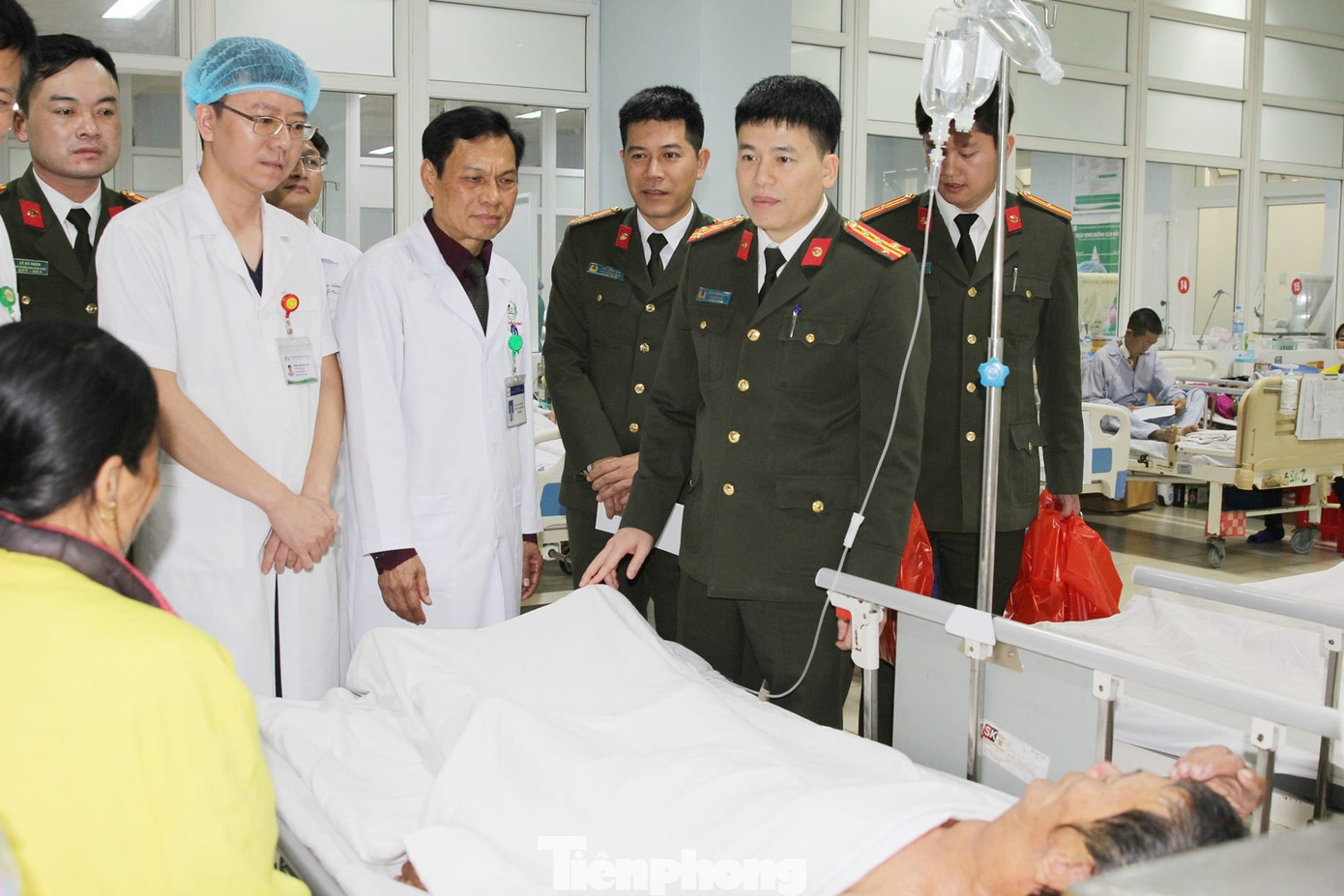 Chiều 5/2, Đại tá Trần Hồng Quang, Phó Giám đốc Công an tỉnh Nghệ An làm trưởng đoàn đã tới thăm hỏi, tặng bánh chưng và quà cho 250 bệnh nhân đang điều trị tại 5 bệnh viện tuyến tỉnh trên địa bàn.