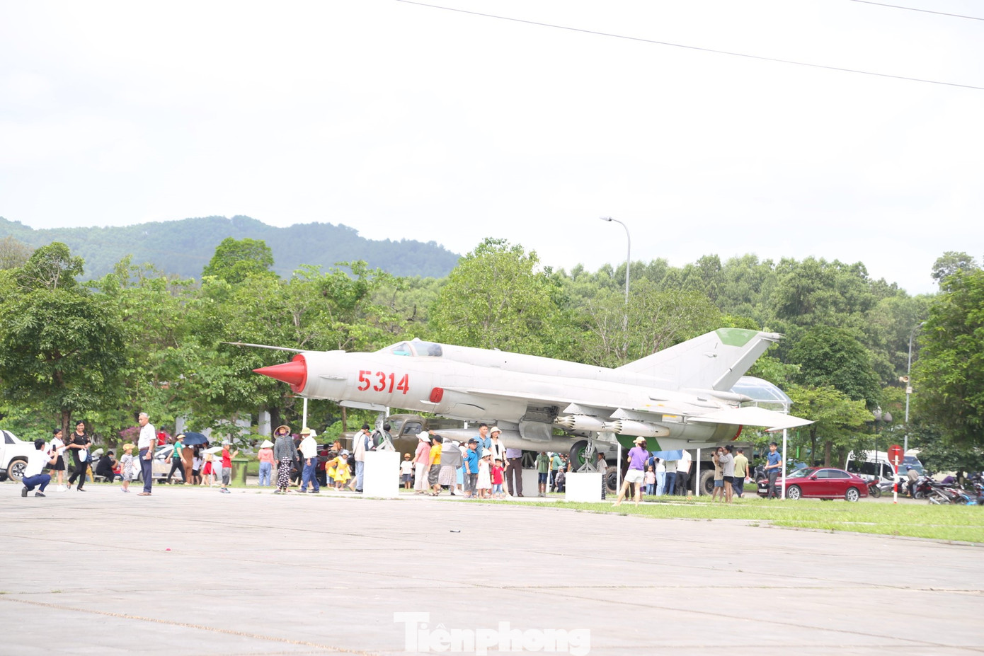 Không gian trưng bày ngoài trời của Khu di tích với những phương tiện, máy bay, xe, pháo... khiến nhiều người thích thú.