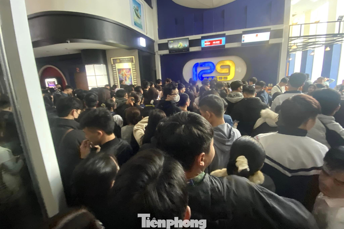 Trong ngày đầu công chiếu, bộ phim đã tạo ra cơn sốt vé, quầy bán vé tạo rạp 12/9 "vỡ trận" do lượng người quá đông.