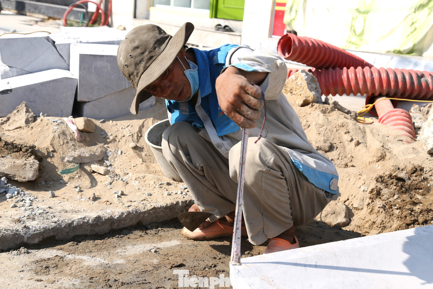 Ông Nguyễn Đình Hiệu (61 tuổi) là người Nghi Xuân, Hà Tĩnh. Kỳ nghỉ lễ 2/9 năm nay, ông không về quê mà ở lại TP Vinh để làm việc. “Chúng tôi đang gấp rút hoàn thiện các hạng mục để chuẩn bị kỷ niệm 60 năm thành lập thành phố Vinh và 235 năm Phượng Hoàng Trung đô vào giữa tháng 9. Những ngày nghỉ lễ như này, người người đi chơi nhưng với tôi lại là dịp để kiếm thêm thu nhập”.