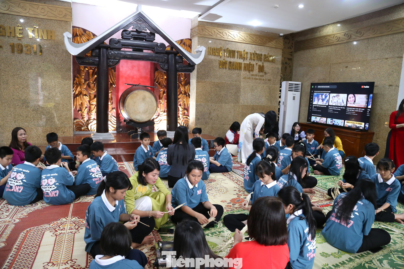 Chiều 7/3, tại Bảo tàng Xô viết Nghệ Tĩnh, các em học sinh trên địa bàn TP Vinh đã tham gia chương trình trải nghiệm “Giữ hồn nón lá quê hương” cùng các nghệ nhân đến từ làng nón lá Thanh Tài, xã Đồng Văn, huyện Thanh Chương, Nghệ An.