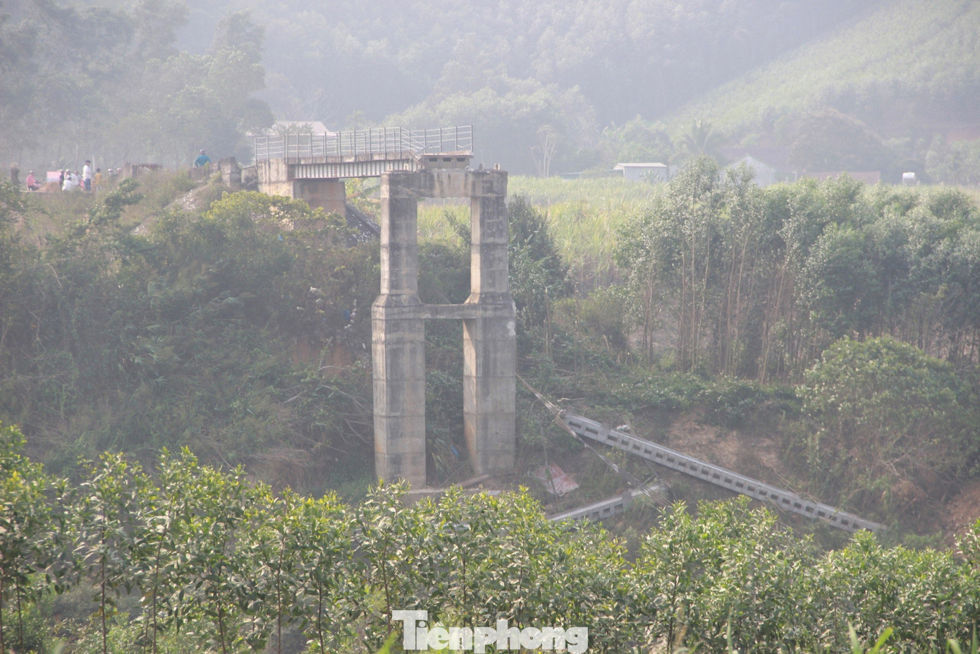 Cầu Kẻ Nính được hoàn thành và đưa vào sử dụng cuối năm 2014. Tuy nhiên, sau các trận lụt lớn, đặc biệt là sau trận lũ lịch sử năm 2023, cầu bị hư hỏng nặng, mái taluy sạt lở, hộp bảo vệ thanh neo bị đứt gãy, đường dẫn vào hai đầu cầu sụt lún nguy cơ sạt xuống sông... Trước sự xuống cấp nghiêm trọng và nguy cơ mất an toàn của cầu treo Kẻ Nính, chính quyền Quỳ Châu đã đặt biển cảnh báo cấm người và phương tiện qua lại chờ được khắc phục, sửa chữa thì cầu treo này bị sập.