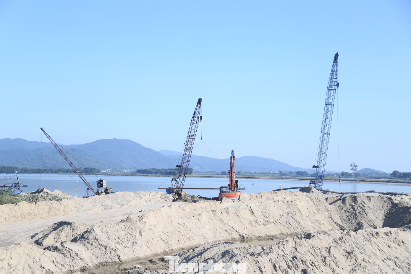 Nguyên, vật liệu được tập kết và tiếp tế liên tục bên bờ sông Lam với nhiều máy móc, phương tiện