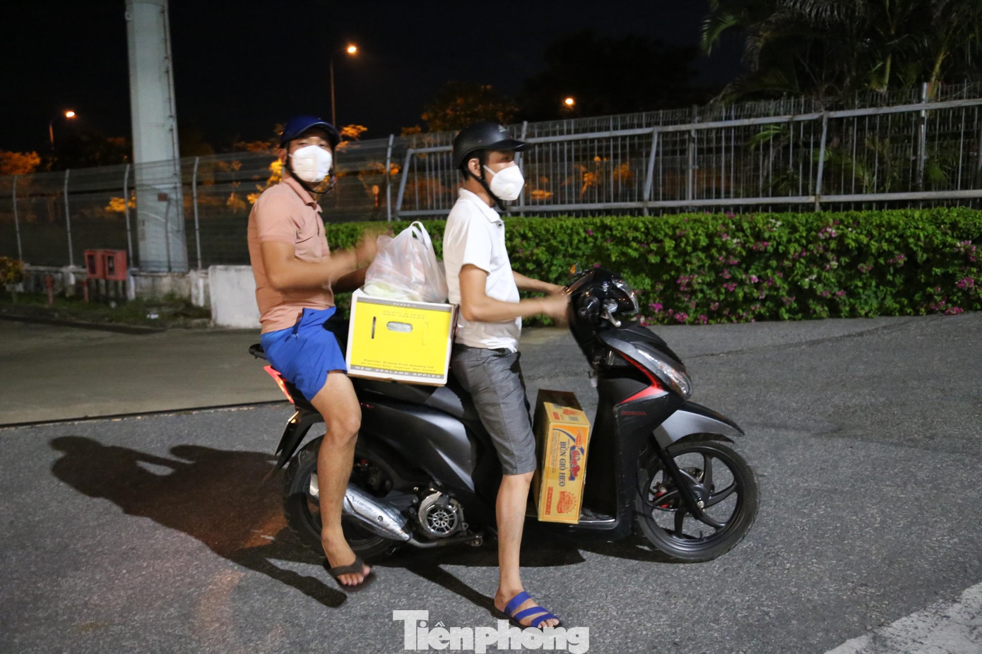 Người dân thành phố Vinh tranh thủ ít giờ ngắn ngủi đi mua hàng tích trữ trong thời gian "ở yên trong nhà".