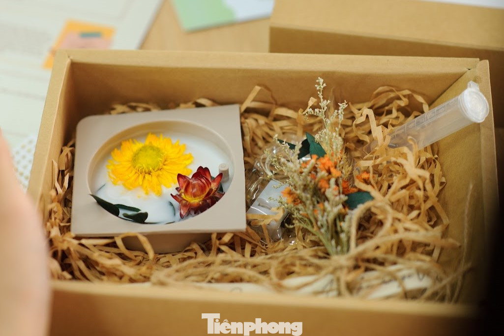 Thành quả là những món quà tặng được đóng hộp cẩn thận, đang chờ được đến tay những người “đặc biệt” trong dịp lễ Noel.