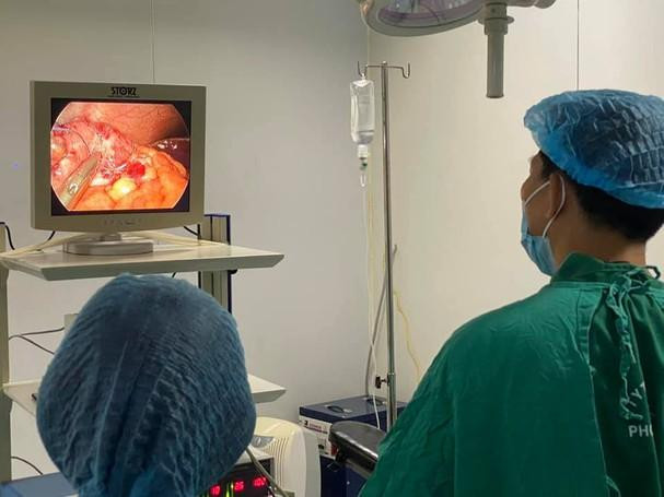 Các bác sỹ tiến hành phẫu thuật mổ nội soi cho bệnh nhân L.