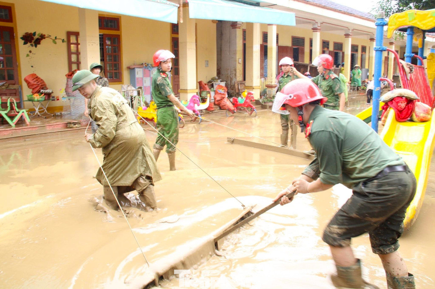 Nước lũ rút, lực lượng đoàn thanh niên công an huyện Quỳ Châu hỗ trợ người dân, trường học trên địa bàn khắc phục hậu quả do mưa lũ gây ra.