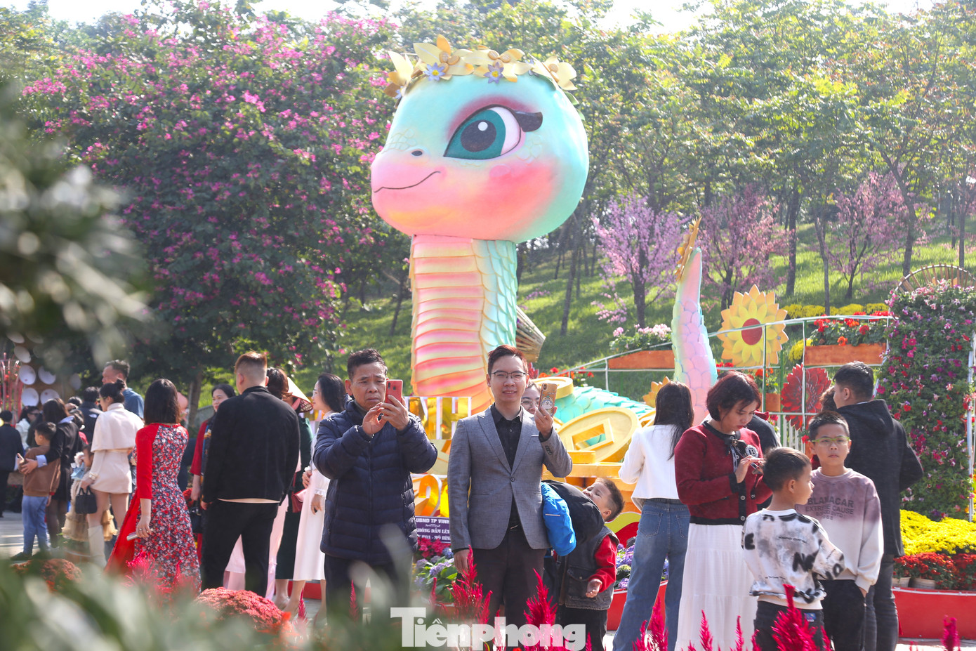 Linh vật rắn có chiều cao 4,4 m, chiều rộng khoảng 4 m với 2 màu chủ đạo là xanh ngọc và hồng. “Bé Na” được đeo vòng nguyệt quế, tượng trưng cho chiến thắng, miệng mỉm cười thể hiện niềm hạnh phúc. Để làm được biểu tượng này, các nghệ nhân phải mất 10 ngày từ lên ý tưởng, tạo hình, sơn… Linh vật rắn có chiều cao 4,4 m, chiều rộng khoảng 4 m với 2 màu chủ đạo là xanh ngọc và hồng. “Bé Na” được đeo vòng nguyệt quế, tượng trưng cho chiến thắng, miệng mỉm cười thể hiện niềm hạnh phúc. Để làm được biểu tượng này, các nghệ nhân phải mất 10 ngày từ lên ý tưởng, tạo hình, sơn…