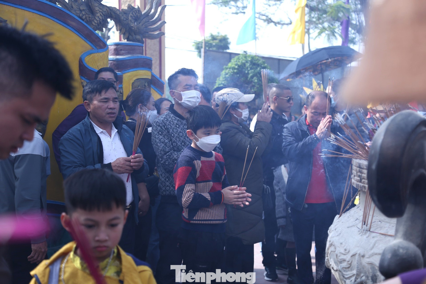 Nhiều em nhỏ theo bố mẹ đến dâng hương tại đền Ông Hoàng Mười