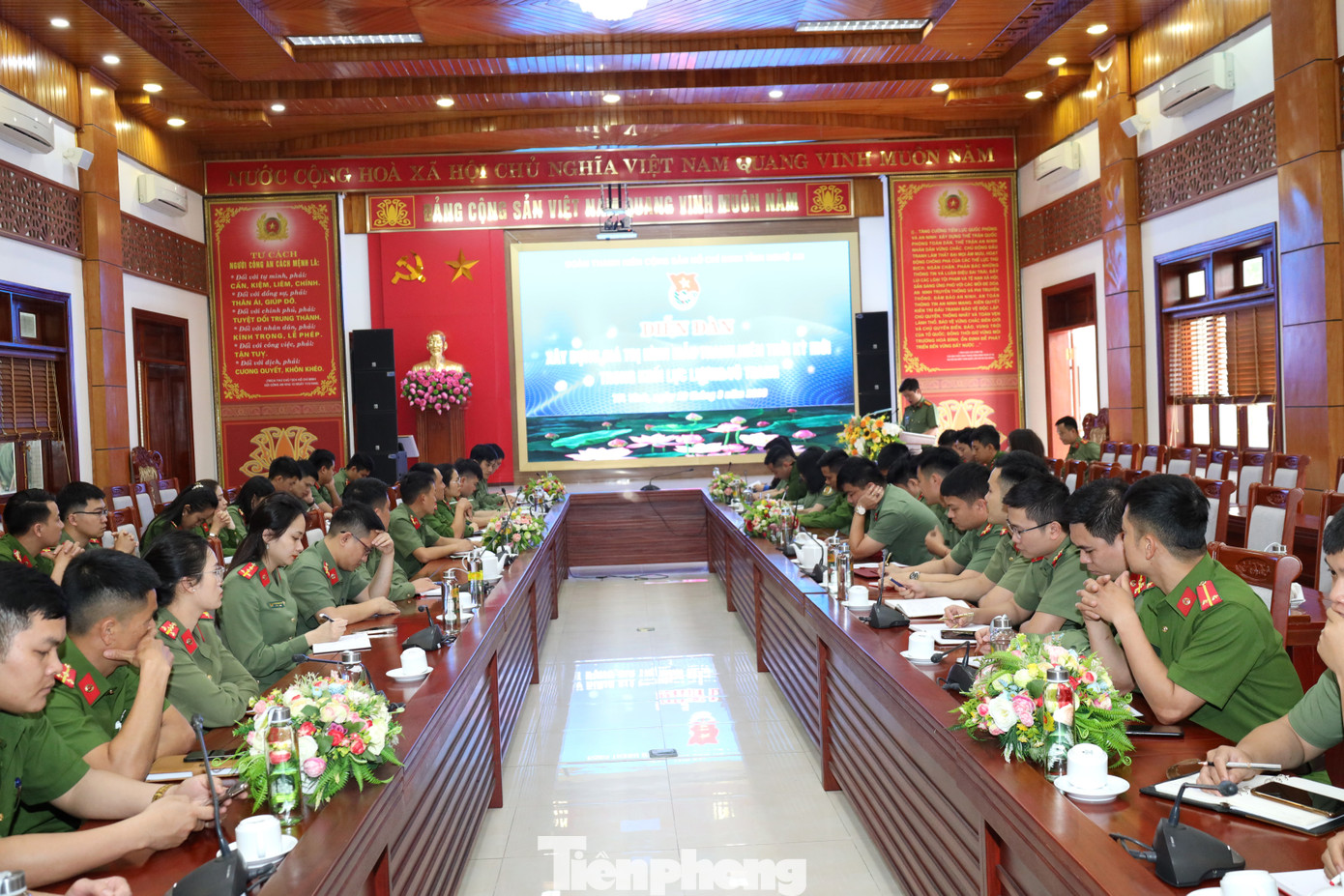 Toàn cảnh diễn đàn: "Xây dựng giá trị hình mẫu thanh niên trong khối lực lượng vũ trang" chiều 29/3. Ảnh: Thu Hiền Toàn cảnh diễn đàn: "Xây dựng giá trị hình mẫu thanh niên trong khối lực lượng vũ trang" chiều 29/3. Ảnh: Thu Hiền