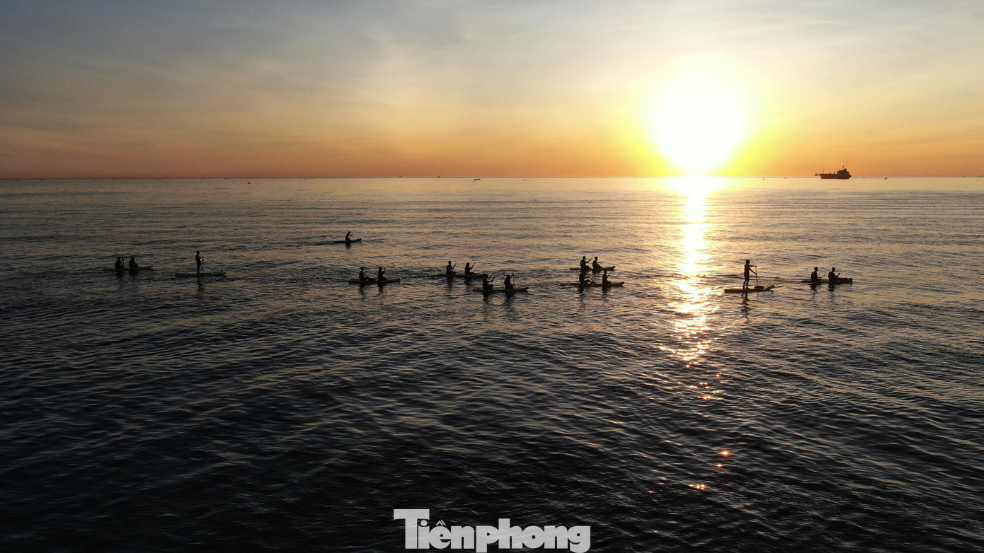 Ngắm bình minh trên một chiếc SUP, giữa sóng nước mênh mông, loang loáng bóng Mặt trời đem lại cảm giác vô cùng “chill”.