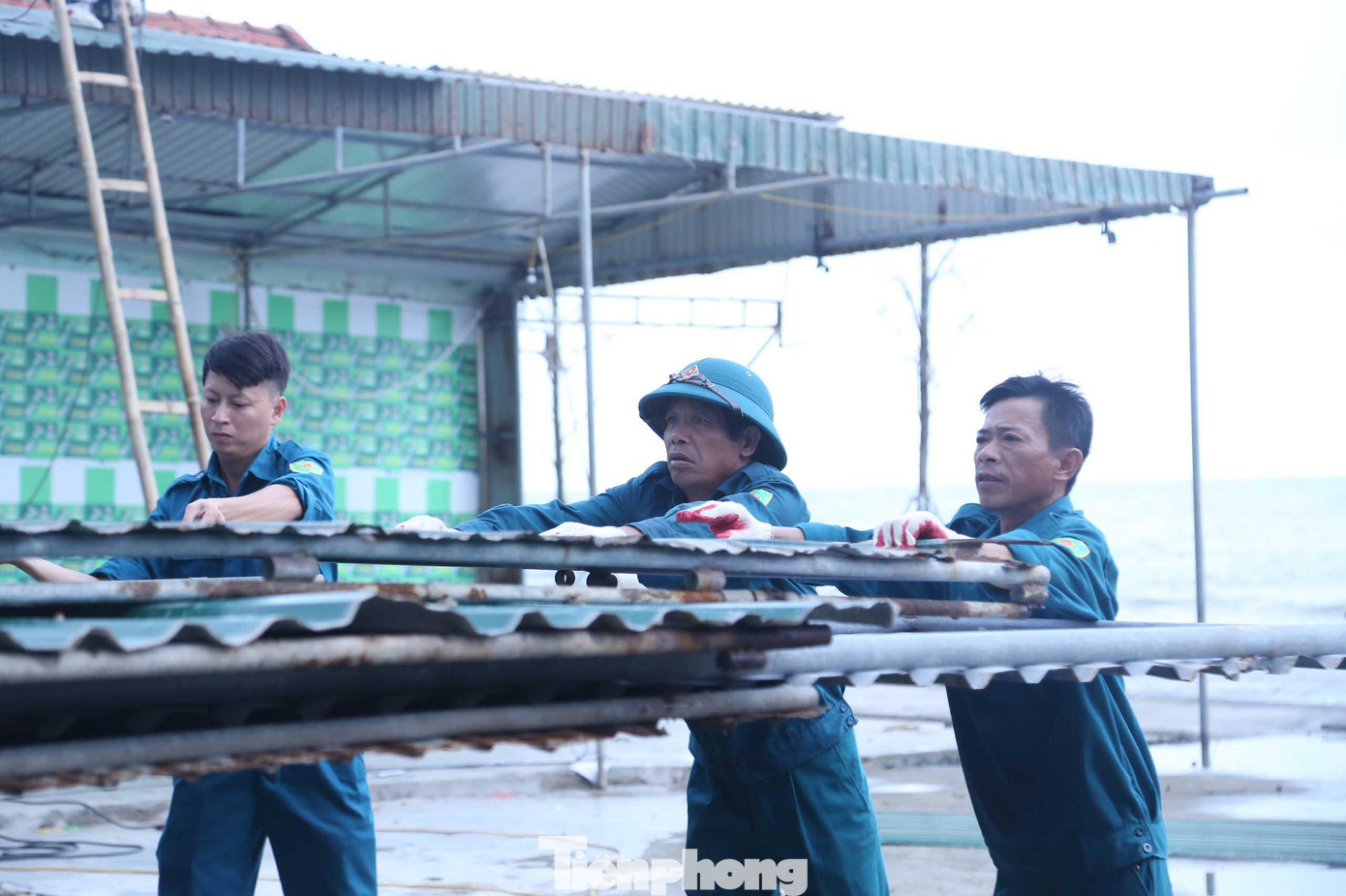 Anh Thanh tự nguyện giải tỏa trước ngày 30/9, nên được cấp ủy, chính quyền phường Nghi Hương tổ chức nhân lực tham gia giúp đỡ tháo dỡ.