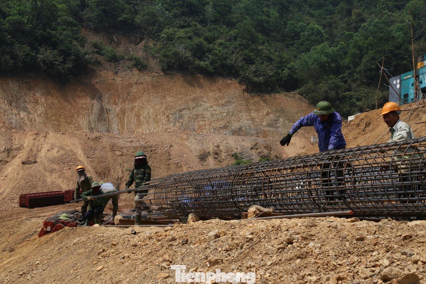 Năm 2021 vừa qua, việc thi công Dự án cao tốc Bắc - Nam đoạn Diễn Châu – Bãi Vọt gặp một số vướng mắc về những lý do khách quan và chủ quan như công tác GPMB chưa xong; mỏ khai thác vật liệu vẫn đang trong thời gian cấp phép; công tác tín dụng gặp khó khăn, dịch bệnh,.... Sau khi khơi thông nguồn vốn tín dụng, ký kết tín dụng, doanh nghiệp dự án, liên danh nhà thầu đã huy động tối đa nhân lực, vật lực để phục vụ thi công.