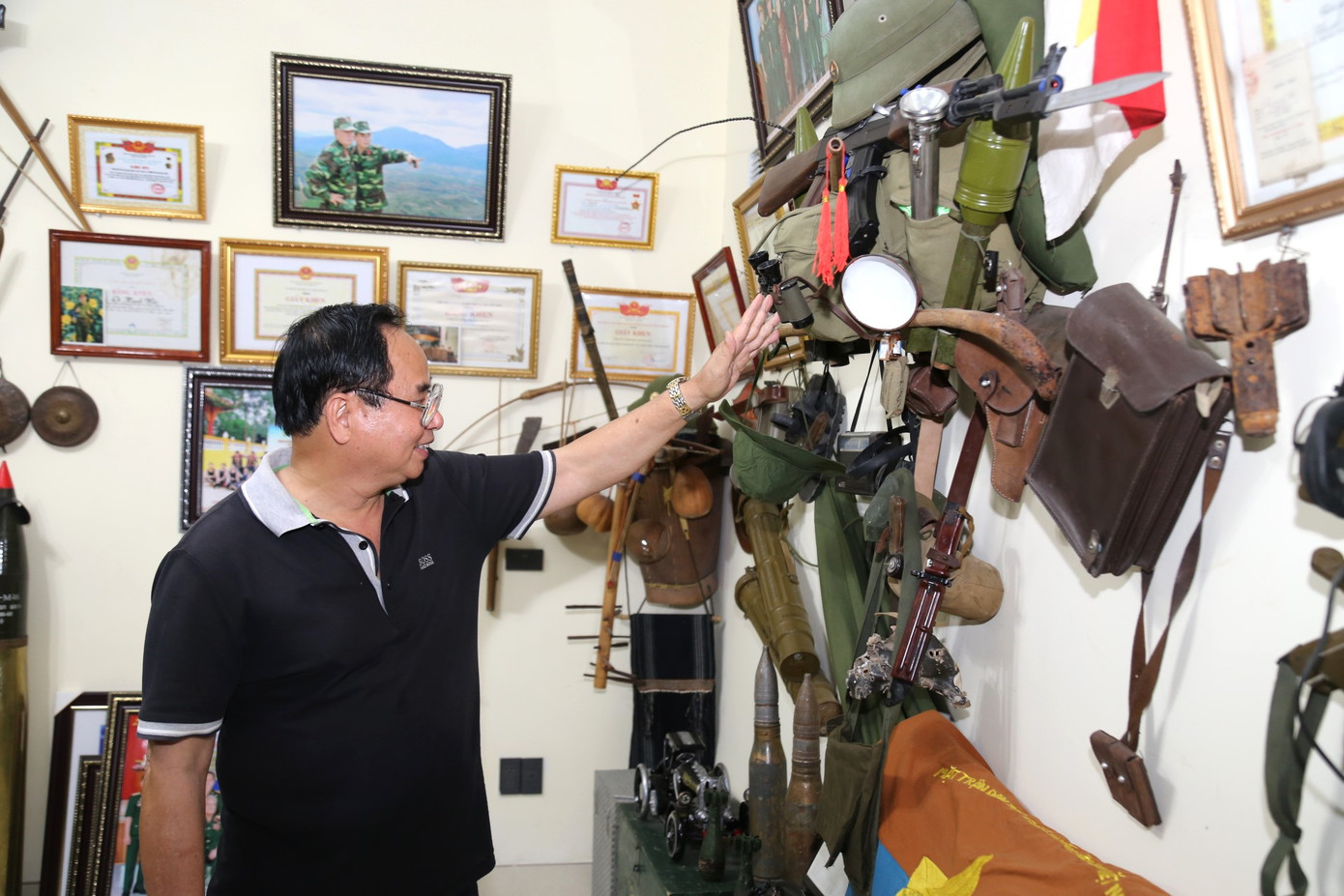 Cựu chiến binh Lê Mạnh Hải từng tham gia chiến dịch xuân hè 1972 (Kon Tum và các trận chiến ở Gia Lai, Đắk Lắk) và trận tiến công căn cứ Đồng Dù - Củ Chi trong chiến dịch Hồ Chí Minh lịch sử năm 1975, tham gia chiến dịch đánh lực lượng FULRO ở Tây Nguyên và chiến dịch biên giới Tây Nam. Hiện tại, ông Lê Mạnh Hải là Trưởng Ban liên lạc truyền thống Đại đoàn Đồng bằng – Sư đoàn 320 khu vực Nghệ An – Hà Tĩnh. Trở về với cuộc sống đời thường, ông dành thời gian sưu tầm, tập hợp các kỷ vật của chiến trường. Cựu chiến binh Lê Mạnh Hải từng tham gia chiến dịch xuân hè 1972 (Kon Tum và các trận chiến ở Gia Lai, Đắk Lắk) và trận tiến công căn cứ Đồng Dù - Củ Chi trong chiến dịch Hồ Chí Minh lịch sử năm 1975, tham gia chiến dịch đánh lực lượng FULRO ở Tây Nguyên và chiến dịch biên giới Tây Nam. Hiện tại, ông Lê Mạnh Hải là Trưởng Ban liên lạc truyền thống Đại đoàn Đồng bằng – Sư đoàn 320 khu vực Nghệ An – Hà Tĩnh. Trở về với cuộc sống đời thường, ông dành thời gian sưu tầm, tập hợp các kỷ vật của chiến trường.