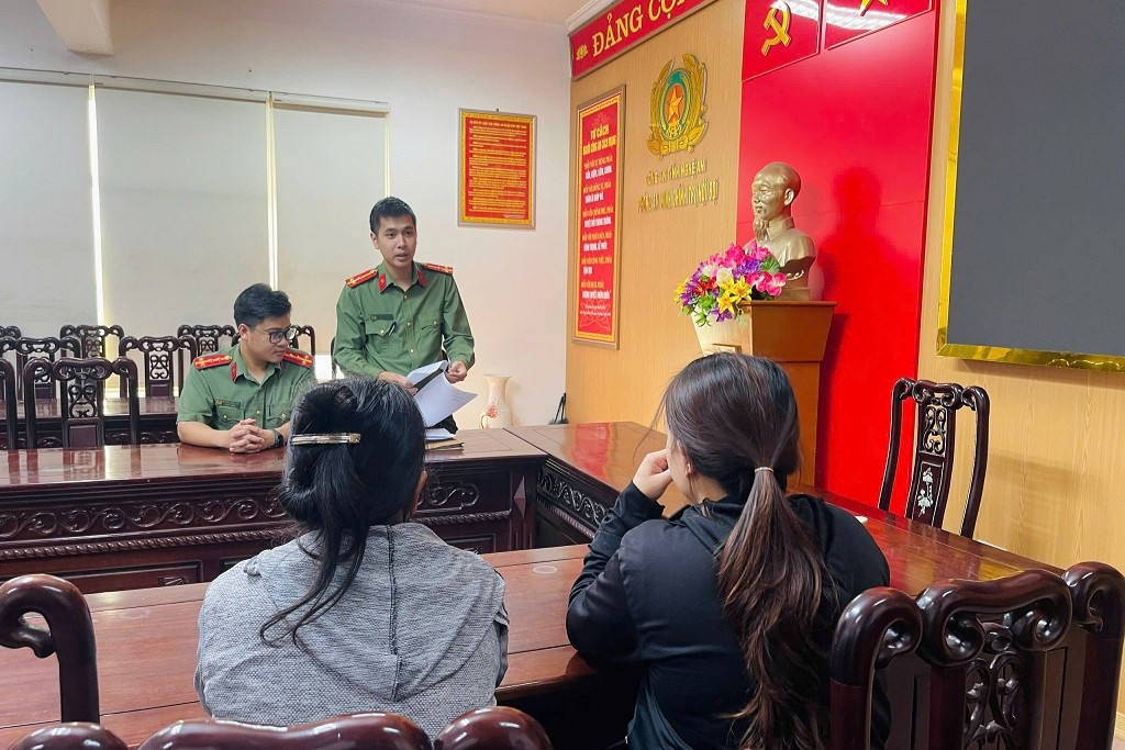 Công an làm việc với 2 người phụ nữ đăng tin bắt cóc trẻ em sai sự thật