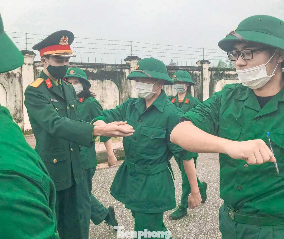 Hỗ trợ giảng viên hướng dẫn học quân sự Hỗ trợ giảng viên hướng dẫn học quân sự