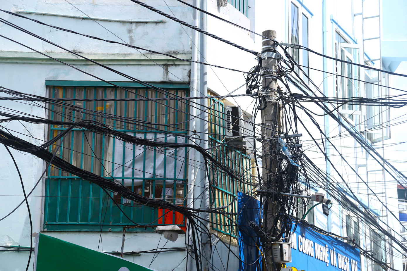 Hệ thống đường dây điện chằng chịt tiềm ẩn nhiều nguy cơ xảy ra chập điện, cháy nổ.