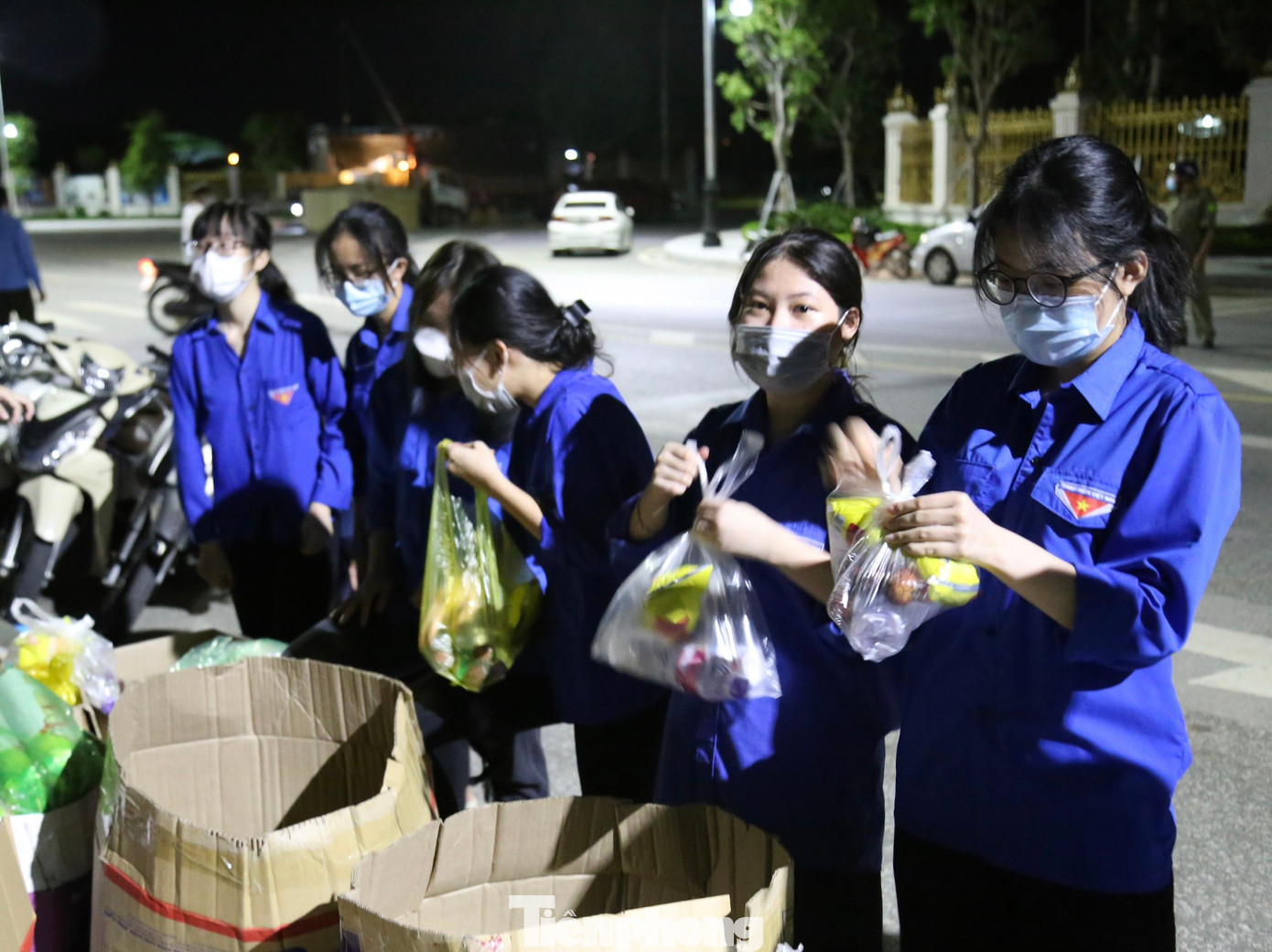 Hơn 20 đoàn viên thanh niên đoàn phường Trung Đô (TP Vinh) được huy động để "tiếp sức" người dân về từ miền Nam.