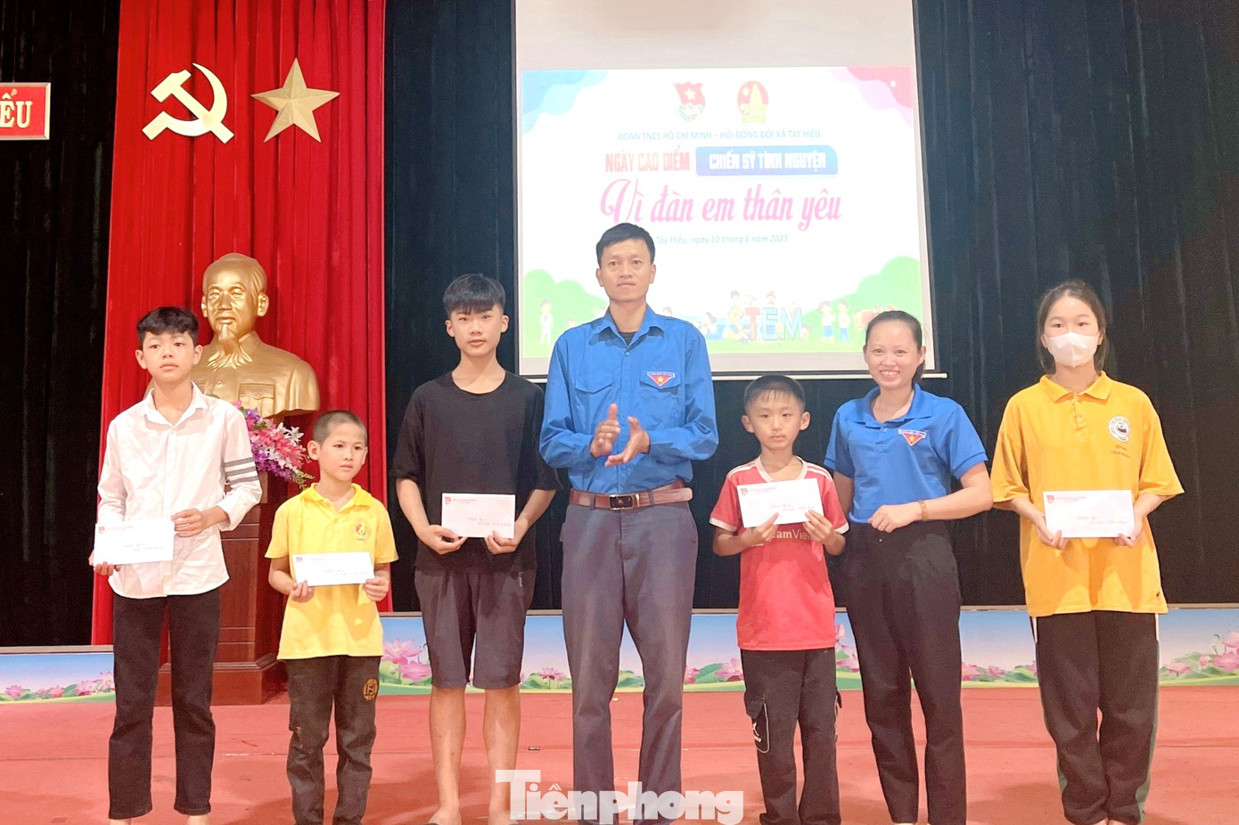 Em Nguyễn Văn Sang (học sinh lớp 5A, Trường Tiểu học Tây Hiếu) có hoàn cảnh đặc biệt khó khăn. Cả bố và mẹ em bỏ đi khi em còn nhỏ. Em phải sống nhờ gia đình chú ruột. Gia đình người chú cũng rất khó khăn (vợ bệnh nặng, con cái của chú tật nguyền). “Em rất vui và biết ơn các anh chị đoàn viên thanh niên đã tặng quà cho em. Em hứa sẽ cố gắng chăm ngoan, học giỏi, không phụ tấm lòng của các anh chị”, em Sang chia sẻ. Trong ảnh: Đoàn xã Tây Hiếu dành tặng 5 phần quà cho 5 em học sinh có hoàn cảnh khó khăn trên địa bàn trích từ nguồn rửa xe gây quỹ.