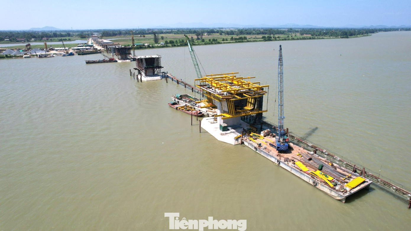 Những ngày giữa tháng 6, có mặt tại công trường thi công cầu Hưng Đức thuộc Dự án thành phần Cao tốc Bắc - Nam đoạn Diễn Châu - Bãi Vọt. Theo ghi nhận, dù thời tiết nắng nóng gay gắt nhưng không khí thi đua lao động trên công trường luôn khẩn trương.