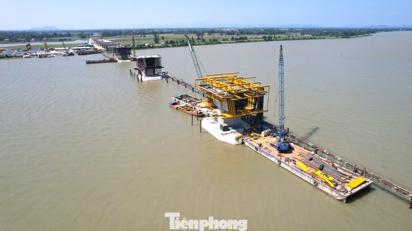 Những ngày giữa tháng 6, có mặt tại công trường thi công cầu Hưng Đức thuộc Dự án thành phần Cao tốc Bắc - Nam đoạn Diễn Châu - Bãi Vọt. Theo ghi nhận, dù thời tiết nắng nóng gay gắt nhưng không khí thi đua lao động trên công trường luôn khẩn trương.