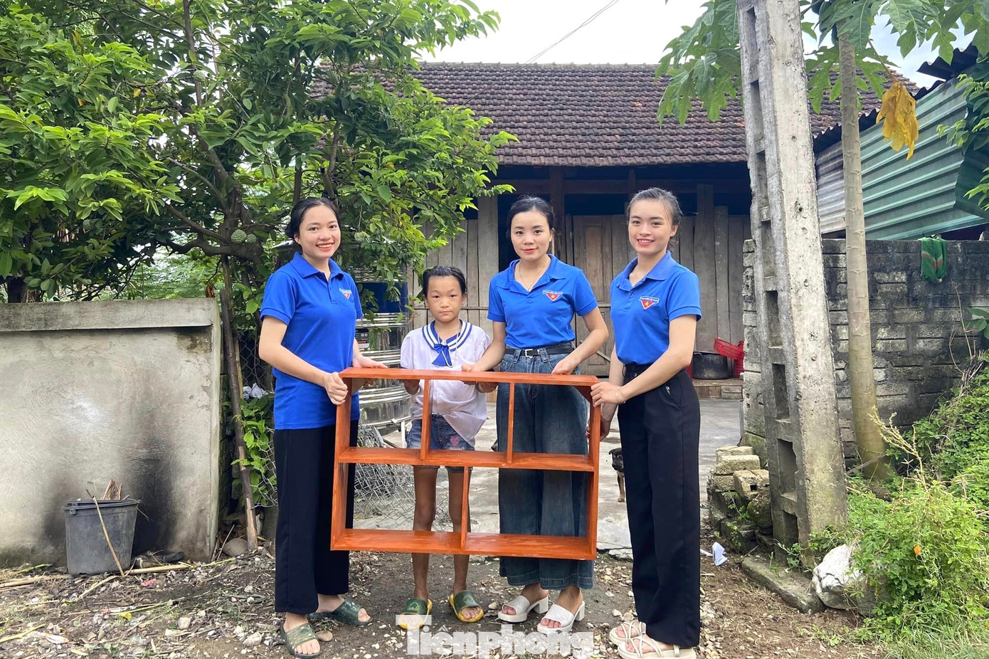 Chị Nga cùng các đoàn viên làm đồ dùng học tập tặng học sinh nghèo từ gỗ tạp.