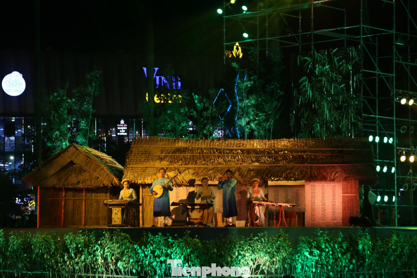 Sân khấu trình diễn mang tính thực cảnh tái hiện không gian làng Sen - Kim Liên - Quê Bác