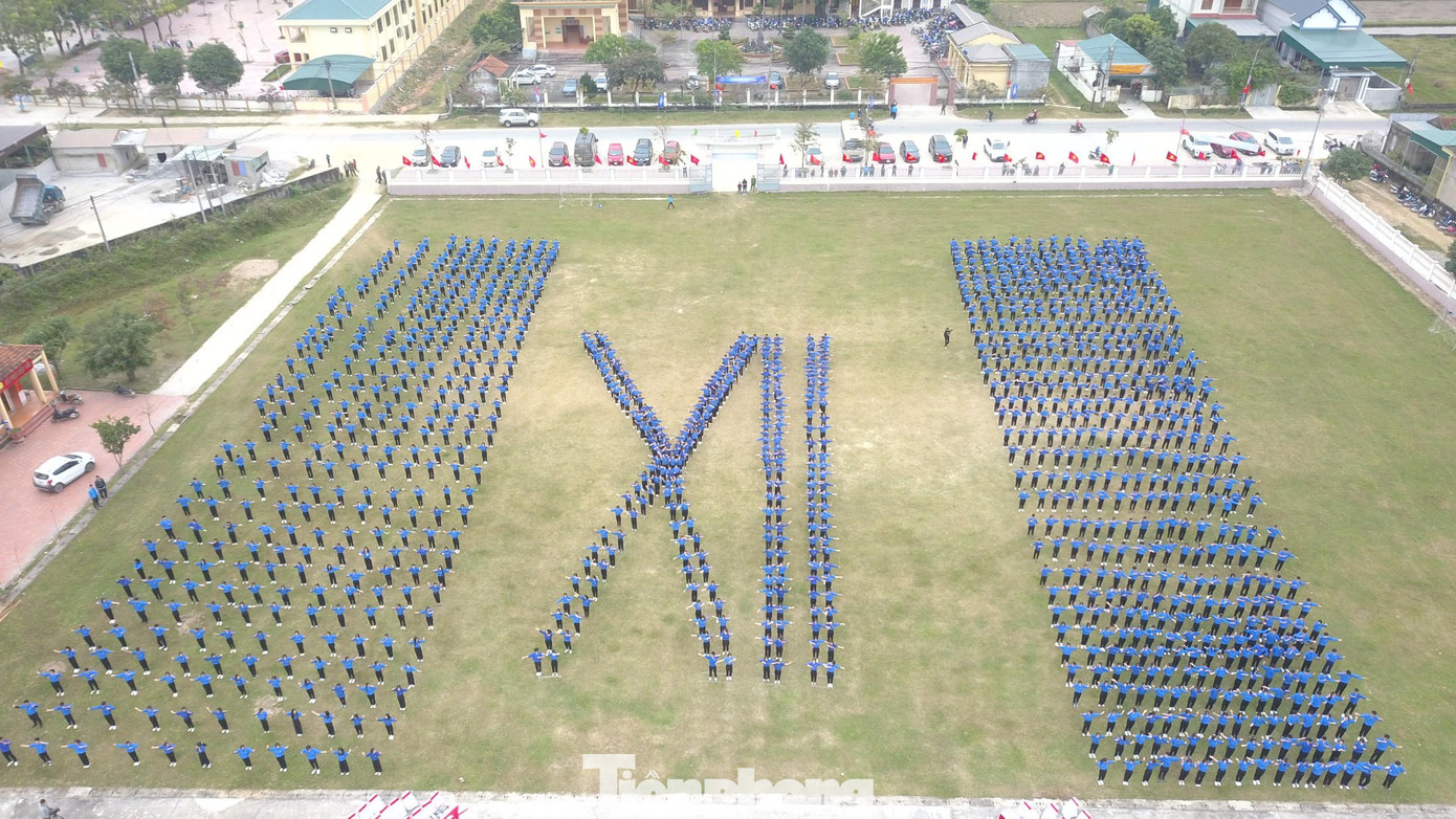 Màn đồng diễn ca khúc chính thức của Đại hội Đoàn toàn quốc lần thứ XII, đó chính là ca khúc “Sứ mệnh thanh niên” đến từ 1.500 ĐVTN thị xã Hoàng Mai. Màn đồng diễn ca khúc chính thức của Đại hội Đoàn toàn quốc lần thứ XII, đó chính là ca khúc “Sứ mệnh thanh niên” đến từ 1.500 ĐVTN thị xã Hoàng Mai.