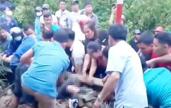 Hàng chục người dân tham gia giải cứu hai cô giáo Hàng chục người dân tham gia giải cứu hai cô giáo