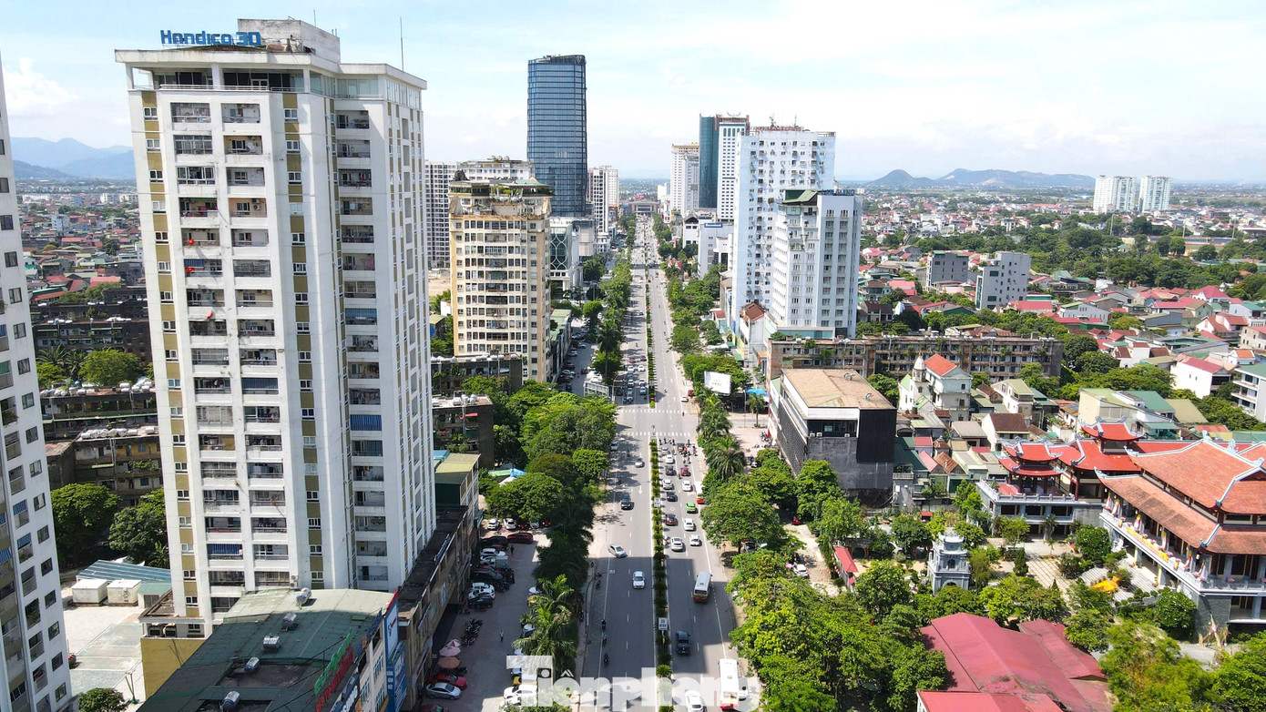 UBND tỉnh Nghệ An đã ban hành các quyết định về việc sửa đổi, bổ sung bảng giá đất tại các huyện, thị xã và thành phố Vinh. Quyết định có hiệu lực từ ngày 21/5. Theo bảng giá mới, giá đất tại nhiều địa phương ở Nghệ An tăng gấp 2 đến 10 lần so với bảng giá áp dụng cho giai đoạn 2020 - 2025.