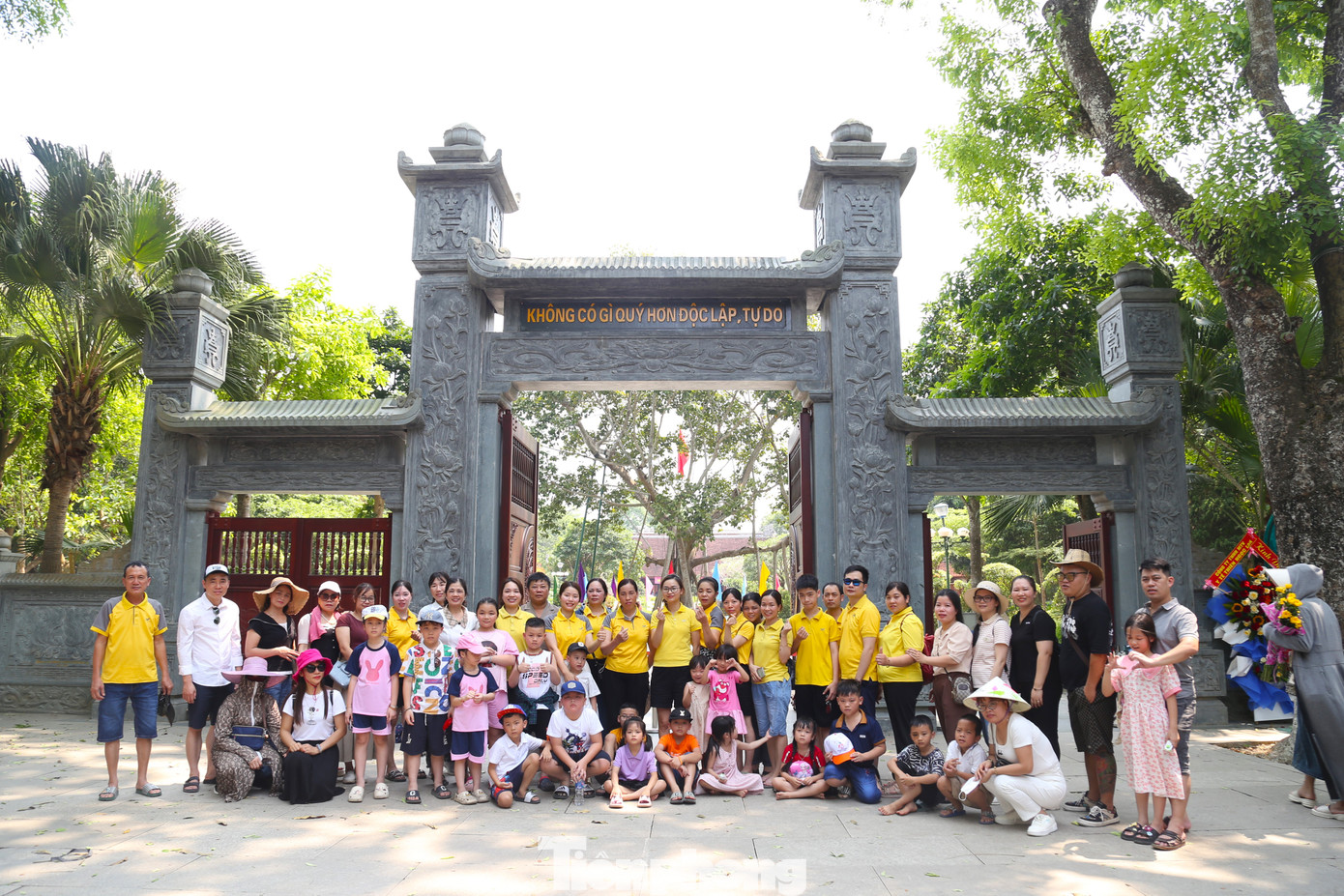 Ông Nguyễn Bảo Tuấn - Giám đốc Khu di tích lịch sử quốc gia đặc biệt Kim Liên, cho biết, trong 4 ngày nghỉ lễ vừa qua, có khoảng 6 vạn du khách đến tham quan khu di tích Kim Liên. Riêng trong ngày 30/4, khu di tích đón hơn 2 vạn du khách. “Chúng tôi huy động 100% cán bộ, nhân viên trực để tiếp đón, hướng dẫn du khách khi về với quê Bác. Từ nay đến lễ hội Làng Sen và kỷ niệm 134 năm ngày sinh Chủ tịch Hồ Chí Minh (19/5/1890 - 19/5/2024), lượng du khách dự báo sẽ tăng. Công tác tiếp đón, hướng dẫn được chúng tôi chuẩn bị kỹ lưỡng để du khách trong và ngoài nước có những trải nghiệm đẹp khi về thăm quê Bác”, ông Tuấn cho hay.