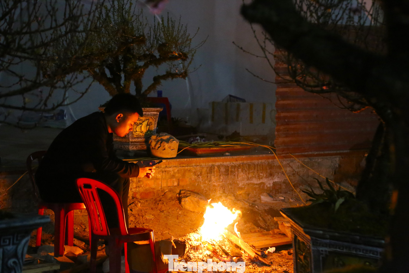 “Những gốc đào trước đó bán mấy triệu nay hạ giá để thu hồi vốn nhưng vẫn ế. Sức mua chỉ bằng 1/3 so với các năm, người đi xem rất ít. Còn 2 ngày nữa là Tết, tôi cũng cố vớt vát được đồng nào hay đồng ấy nhưng năm nay lỗ nặng”, anh Bùi Đình Nho (trú phường Cửa Nam, TP Vinh) rầu rĩ.