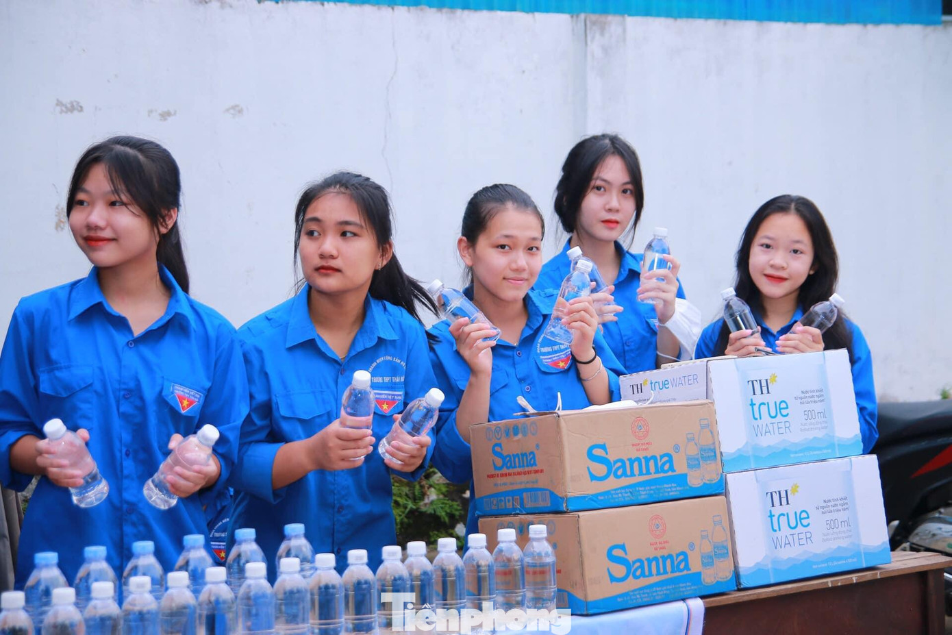 Luôn túc trực ở cổng trường, sẵn sàng giúp đỡ các sĩ tử khi cần thiết