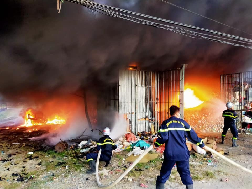 Cháy lớn tại bãi phế liệu Cháy lớn tại bãi phế liệu