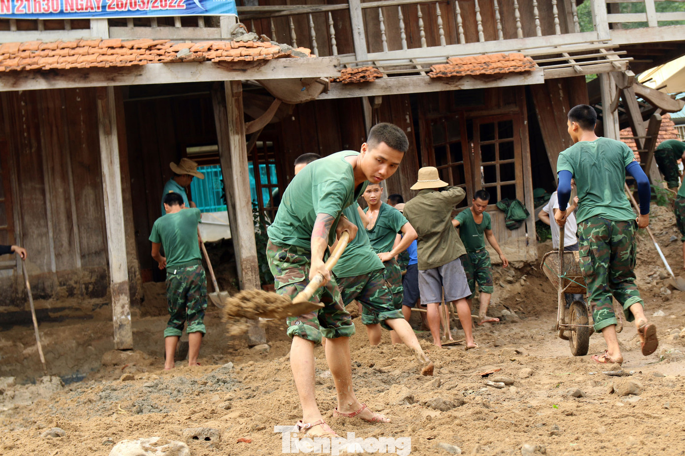 Để giúp người dân có nơi sinh hoạt, cán bộ, chiến sĩ Trung đoàn 1 thuộc Sư đoàn 324, Quân khu 4 đã dọn dẹp đất đá, khắc phục nhà văn hóa cộng đồng của bản.