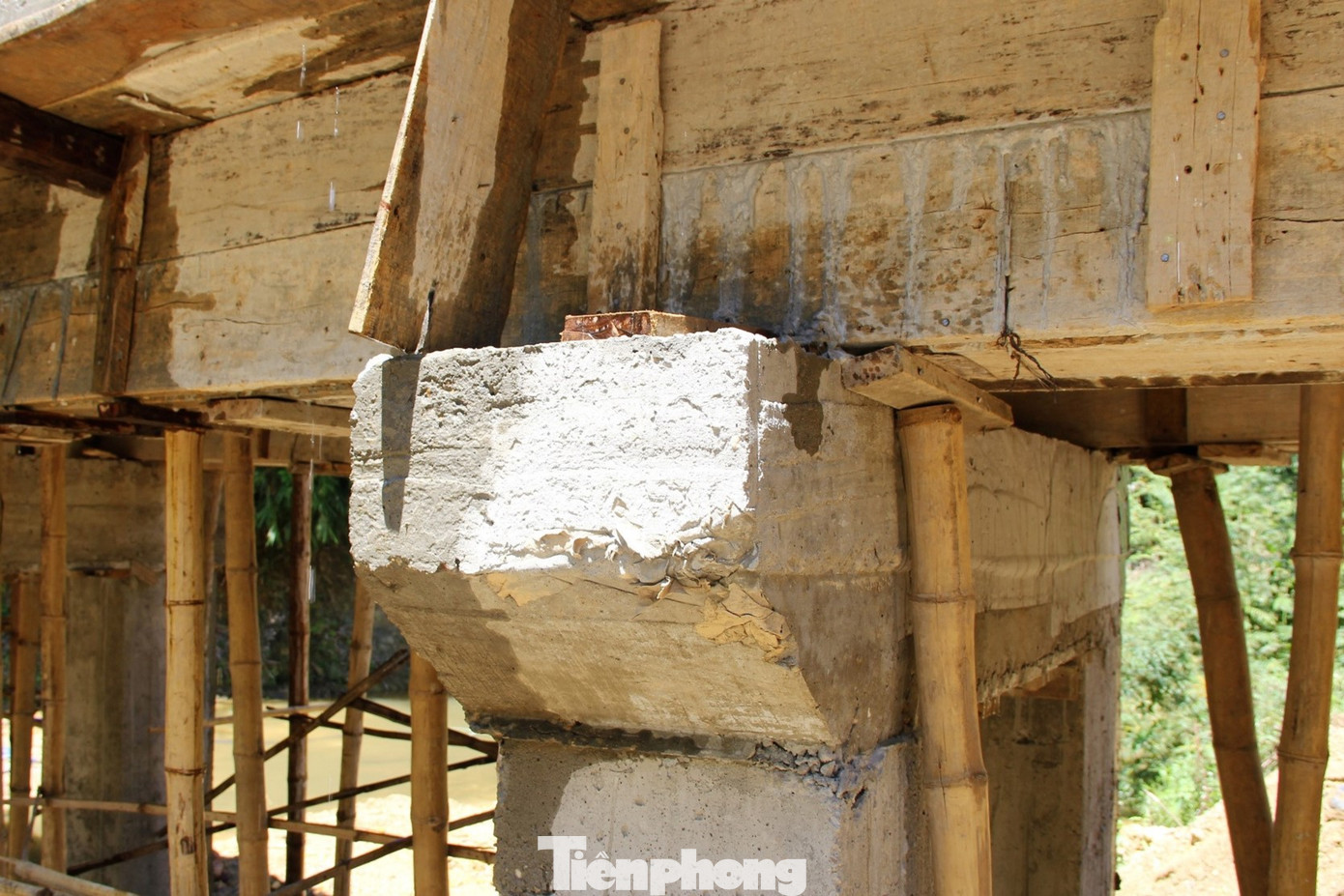 Trụ cầu vững chắc bằng bê tông cốt thép. Trụ cầu vững chắc bằng bê tông cốt thép.