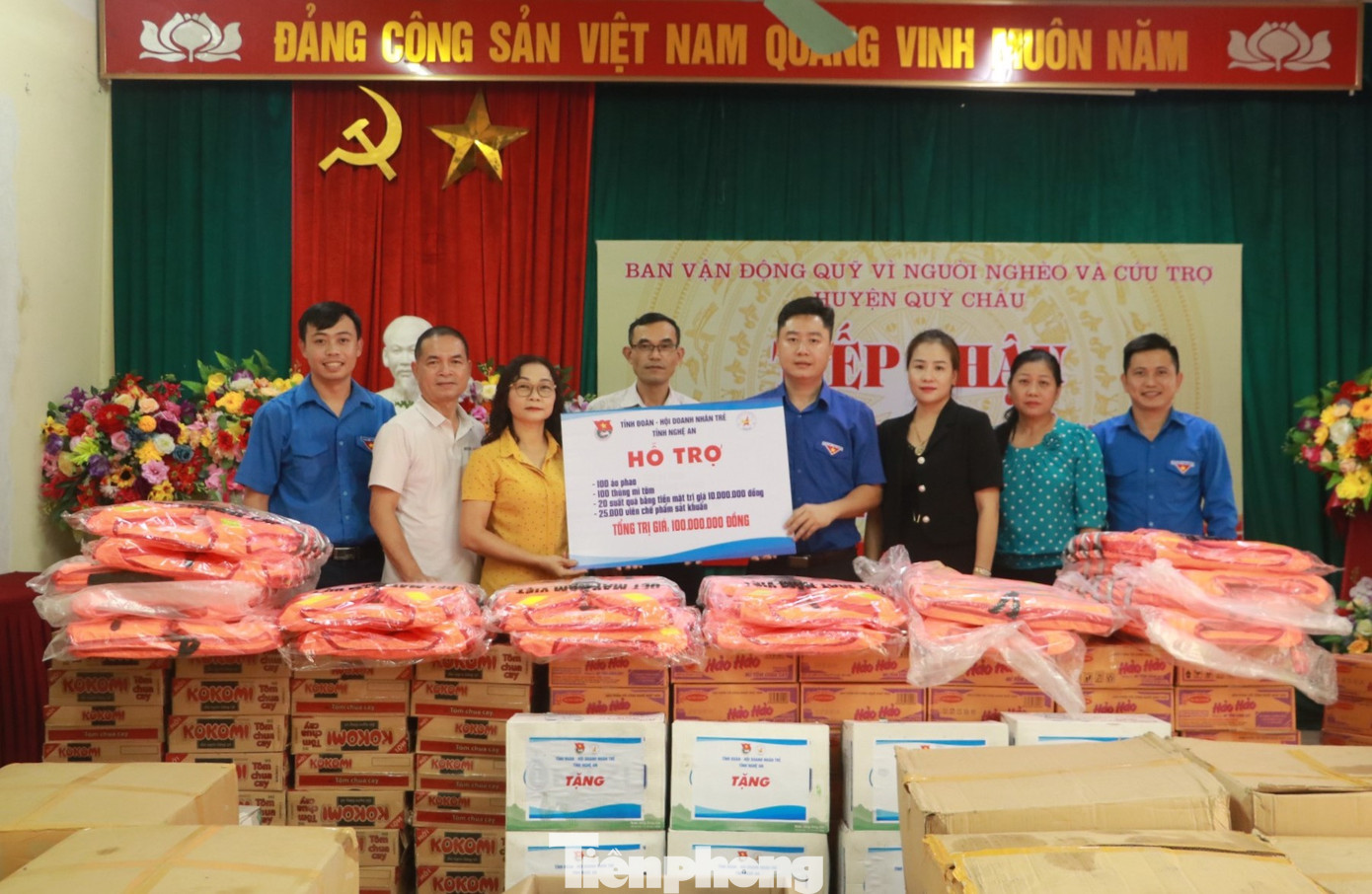 Tại đây, Bí thư Tỉnh Đoàn Nghệ An, Hội doanh nhân trẻ Nghệ An đã trao tặng 100 áo phao, 100 thùng mì tôm, 20 suất quà cho 20 học sinh trường THPT Quỳ Châu bị nước lũ cuốn trôi sách vở, đồ đạc và 25.000 viên chế phẩm sát khuẩn. Tổng giá trị trao tặng là 100 triệu đồng.