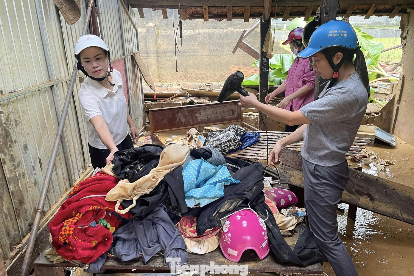 Thầy Nguyễn Thành Đạt, Bí thư Đoàn Trường THPT Quỳ Châu chia sẻ: “Nước lên rất nhanh nên các em không kịp lấy đồ đạc mà chỉ còn cách phá mái ngói rồi leo lên nóc nhà. Cũng may nhà trọ nằm giáp với dãy tường rào của nhà trường nên sau đó các em tìm cách leo qua tường rào. Hiện các em đang được bố trí nghỉ tạm tại các phòng học của nhà trường. Chúng tôi đang kêu gọi hỗ trợ quần áo, sách vở cho các em".