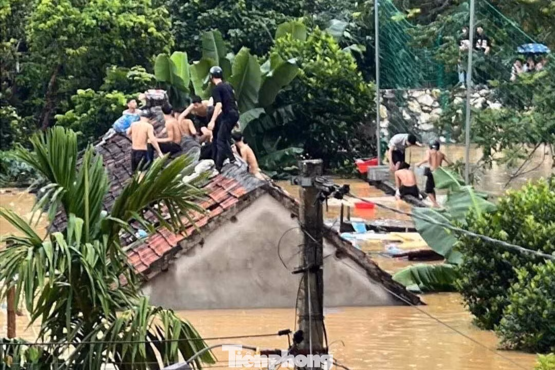 Nước lũ dâng cao, học sinh trèo lên nóc nhà cầu cứu.