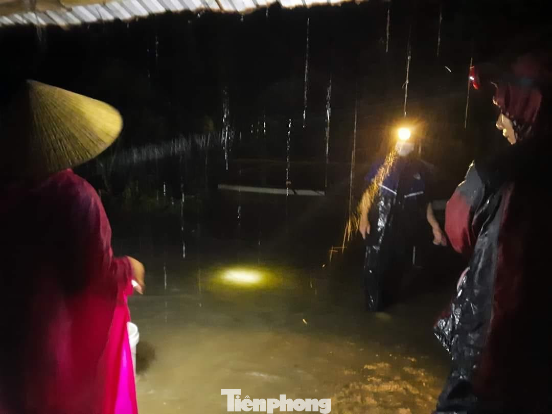 Hoàn lưu bão số 4 đã gây mưa lớn trên địa bàn tỉnh Nghệ An. Mưa liên tục nhiều giờ khiến nhà dân, trường học, cơ quan đã bị ngập. Hoàn lưu bão số 4 đã gây mưa lớn trên địa bàn tỉnh Nghệ An. Mưa liên tục nhiều giờ khiến nhà dân, trường học, cơ quan đã bị ngập.