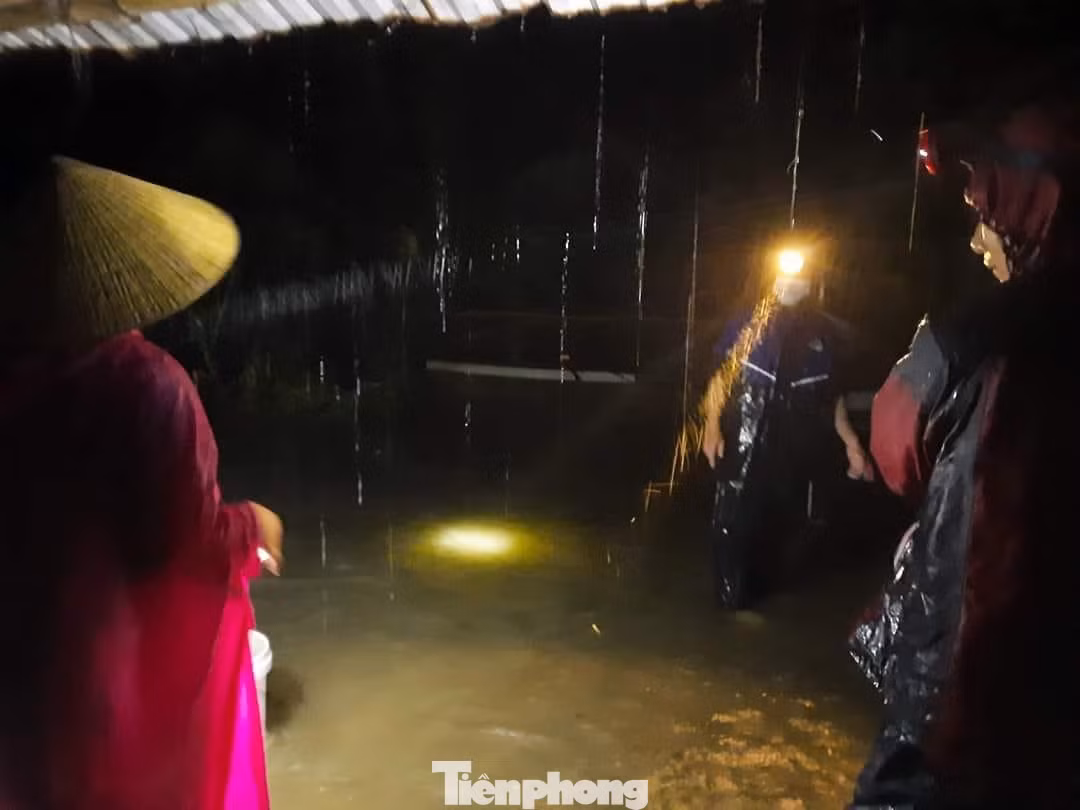 Hoàn lưu bão số 4 đã gây mưa lớn trên địa bàn tỉnh Nghệ An. Mưa liên tục nhiều giờ khiến nhà dân, trường học, cơ quan đã bị ngập.