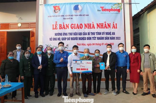 Tỉnh đoàn Nghệ An, báo Tiền Phong bàn giao nhà nhân ái cho gia đình cụ Phạm Xuân Sinh.