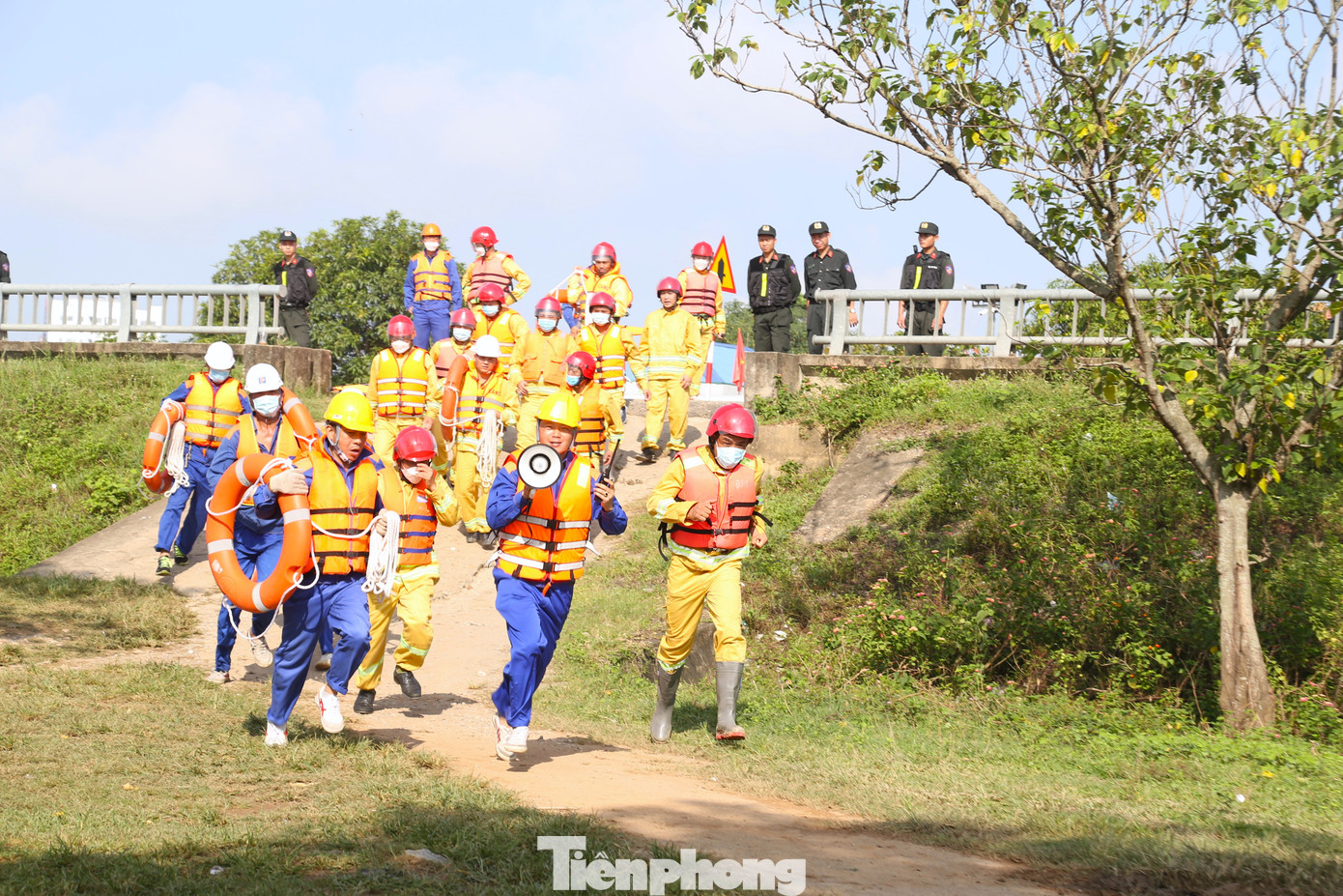 Hơn 250 người được huy động tham gia chữa cháy và cứu nạn cứu hộ với nhiều phương tiện, trang thiết bị hiện đại.