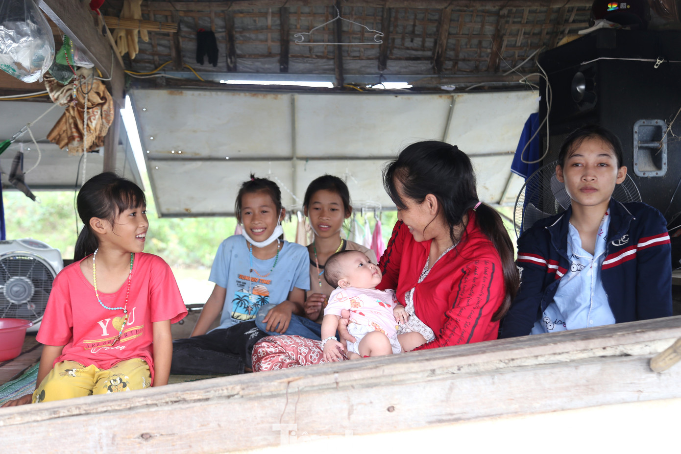 Chị Đoàn Thị Thanh (37 tuổi, mẹ em Thùy) ngậm ngùi: “Cả gia đình 8 người ở trên một chiếc thuyền. Cuộc sống ngày càng khó khăn khi tôm, cá cạn kiệt. Giờ mưu sinh vất vả lắm”.