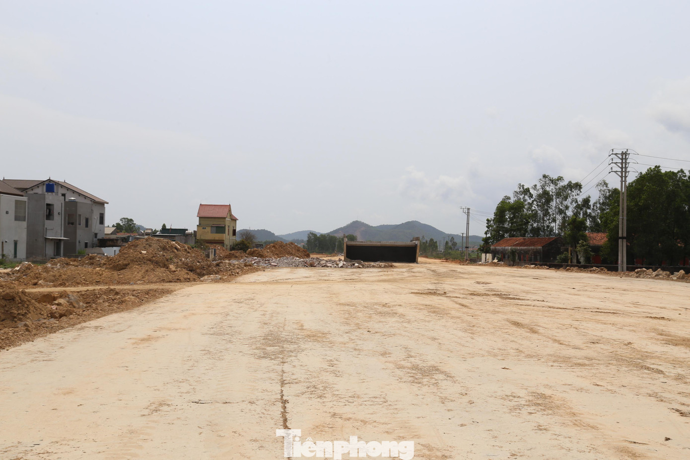 Để triển khai dự án đáp ứng tiến độ yêu cầu, thời gian qua, tỉnh Nghệ An đã thường xuyên chỉ đạo quyết liệt, giải quyết các khó khăn, vướng mắc để hoàn thành công tác giải phóng mặt bằng, bàn giao toàn bộ mặt bằng cho Ban Quản lý dự án 6 - Bộ GTVT trước ngày 25/3/2022. Hiện đã giải phóng mặt bằng được 87,54km trên tổng số 87,84km, đạt 99,6%. Để triển khai dự án đáp ứng tiến độ yêu cầu, thời gian qua, tỉnh Nghệ An đã thường xuyên chỉ đạo quyết liệt, giải quyết các khó khăn, vướng mắc để hoàn thành công tác giải phóng mặt bằng, bàn giao toàn bộ mặt bằng cho Ban Quản lý dự án 6 - Bộ GTVT trước ngày 25/3/2022. Hiện đã giải phóng mặt bằng được 87,54km trên tổng số 87,84km, đạt 99,6%.