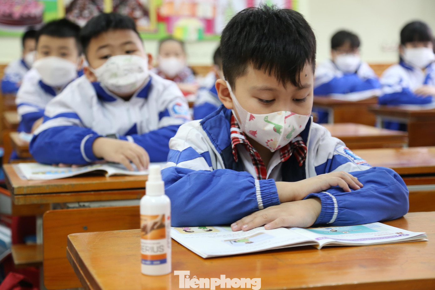 Ở mỗi phòng học, nhà trường đều bố trí nước rửa tay, máy đo thân nhiệt, khẩu trang dự phòng.