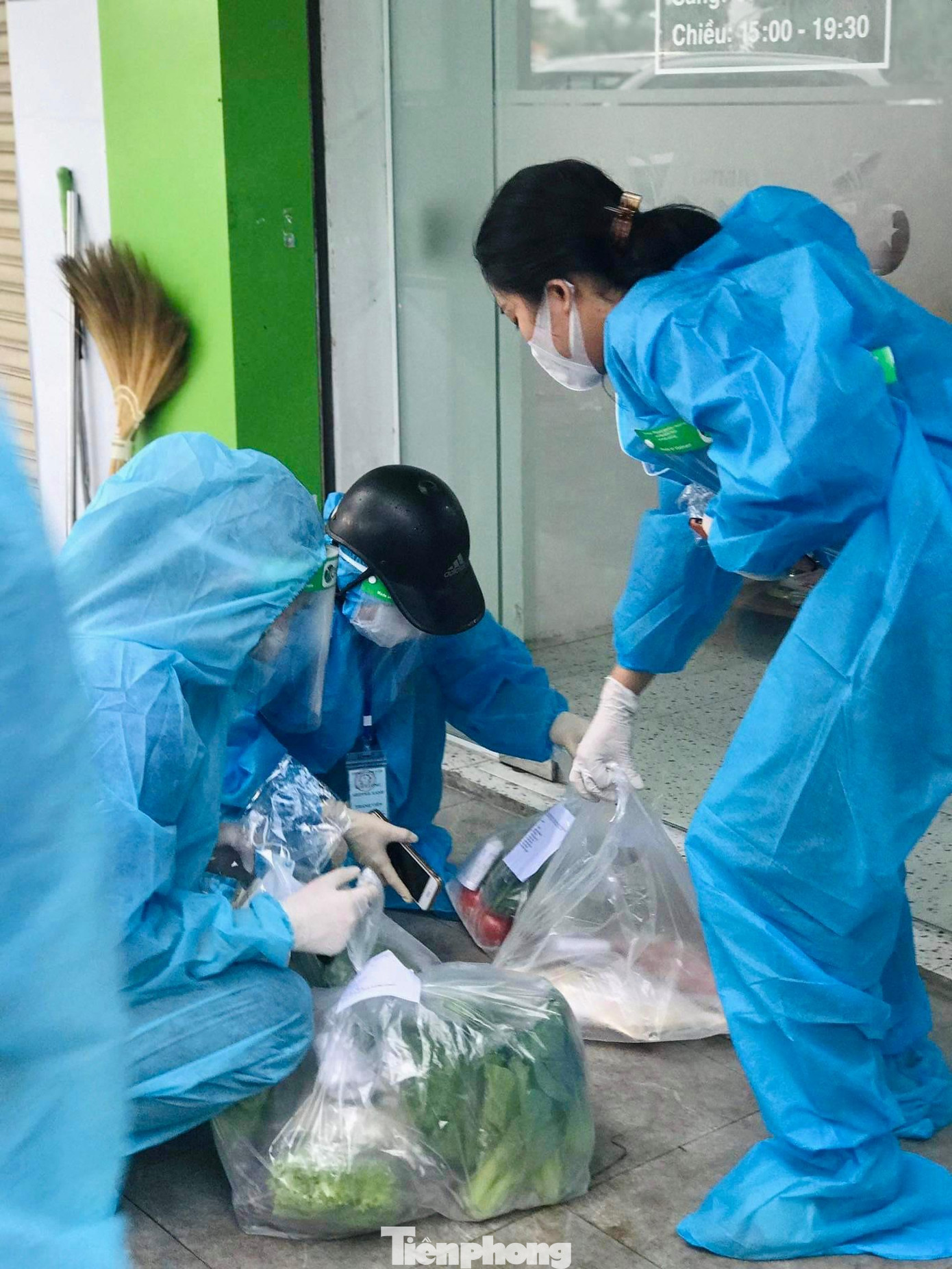 Mỗi ngày, đội shipper áo xanh phường Vinh Tân nhận ship trên dưới 300 đơn hàng. Tất cả đều làm việc với tinh thần nhiệt huyết, trách nhiệm và tuân thủ nghiêm các quy định phòng, chống dịch.